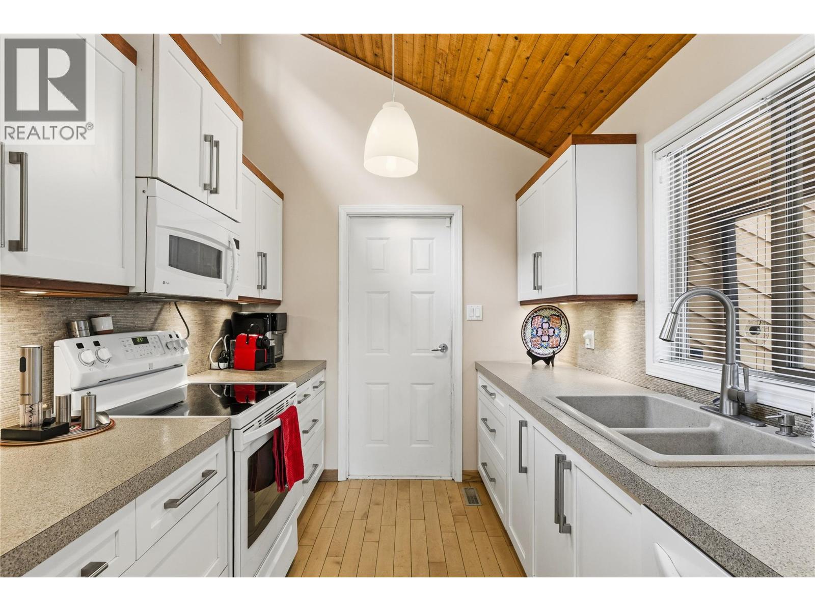 324 Clifton Road N Kelowna Photo 16