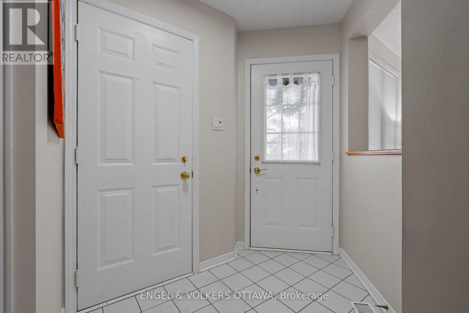 126 Whalings Circle, Ottawa, Ontario  K2S 1S4 - Photo 2 - X12772982
