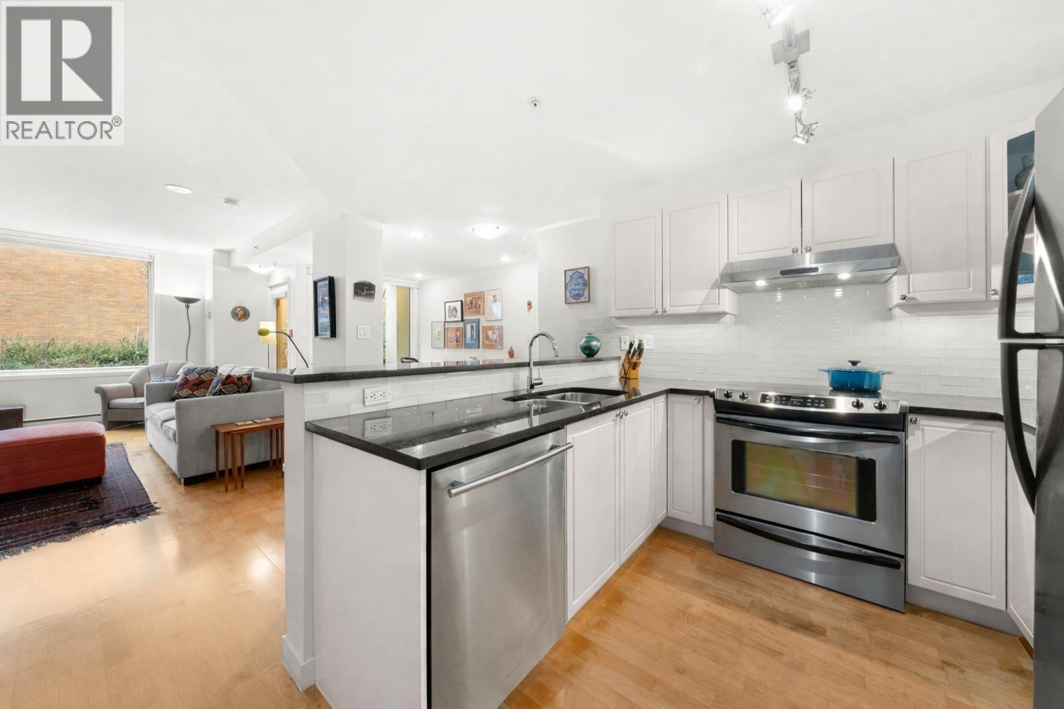 Listing Picture 9 of 33 : 1878 YORK AVENUE, Vancouver / 溫哥華 - 魯藝地產 Yvonne Lu Group - MLS Medallion Club Member