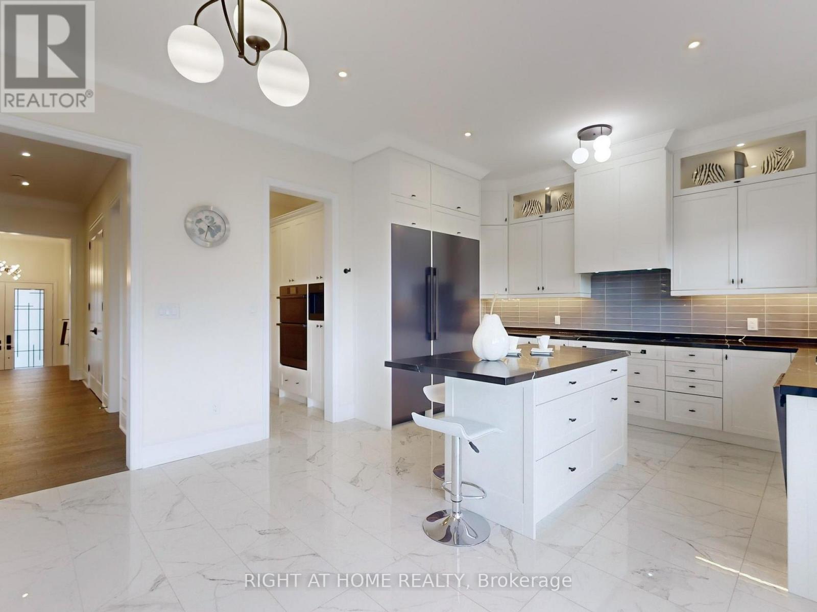 216 Sunset Vista Court E, Aurora, Ontario  L4G 3Y1 - Photo 8 - N12772920