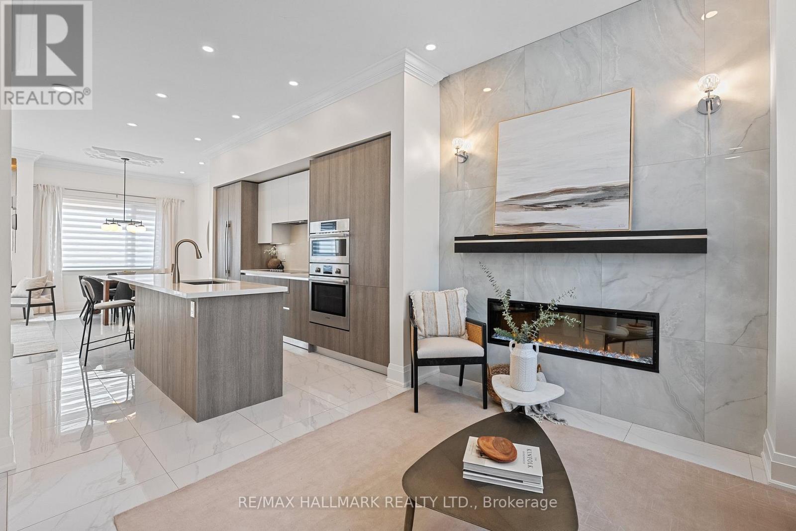 129 High Street W, Mississauga, Ontario  L5H 1K4 - Photo 3 - W12772930