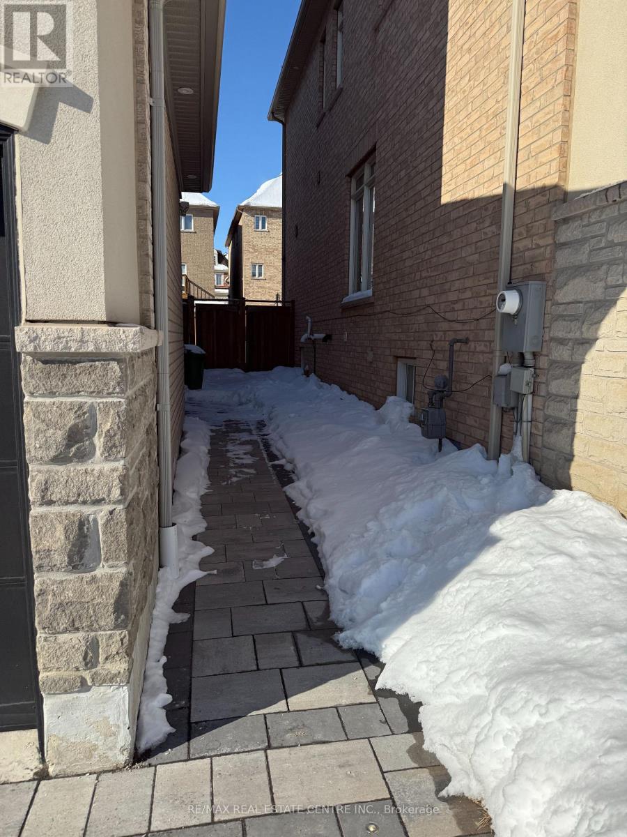 4 Adamsville Road, Brampton, Ontario  L6X 2X4 - Photo 2 - W12772932