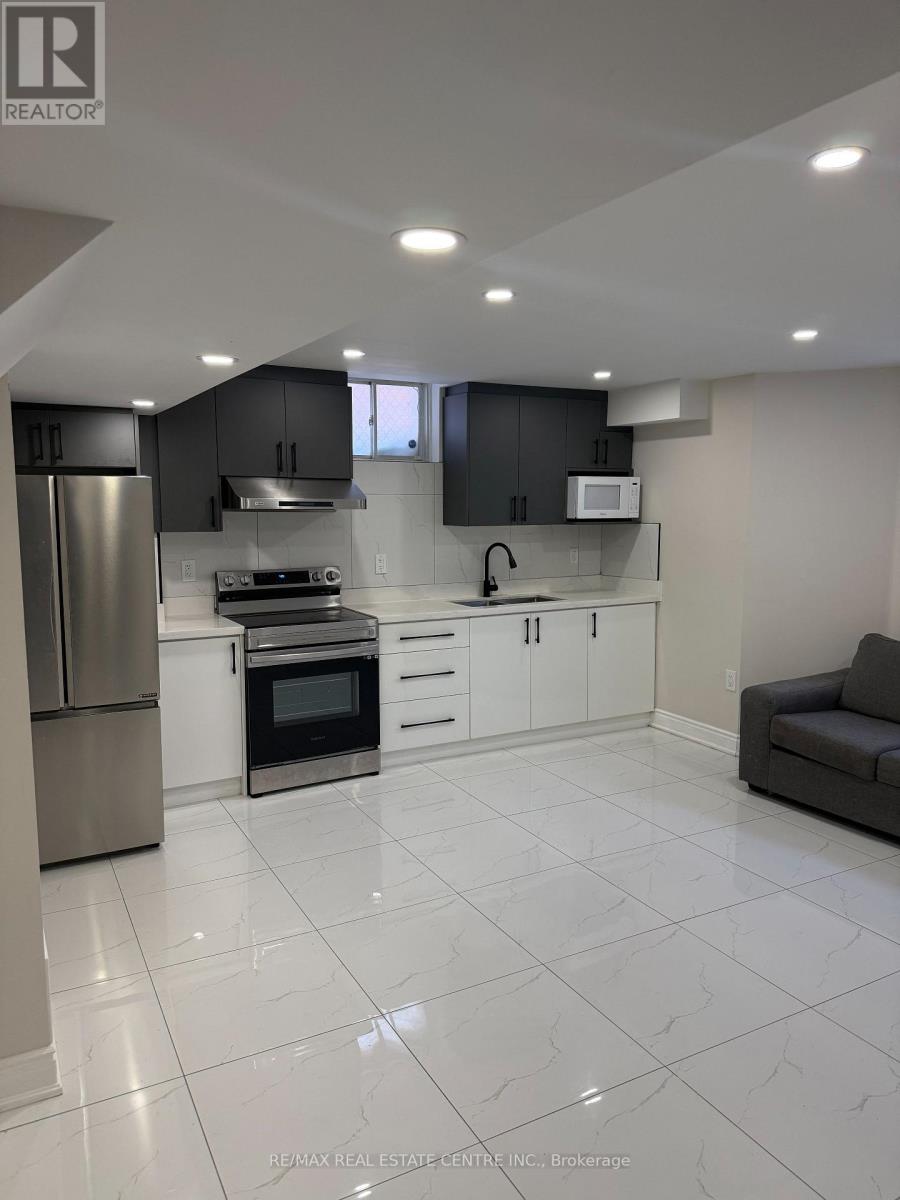 4 Adamsville Road, Brampton, Ontario  L6X 2X4 - Photo 4 - W12772932