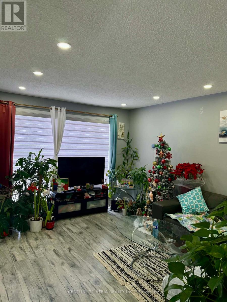 42 Ardglen Drive, Brampton, Ontario  L6W 1V3 - Photo 4 - W12772976