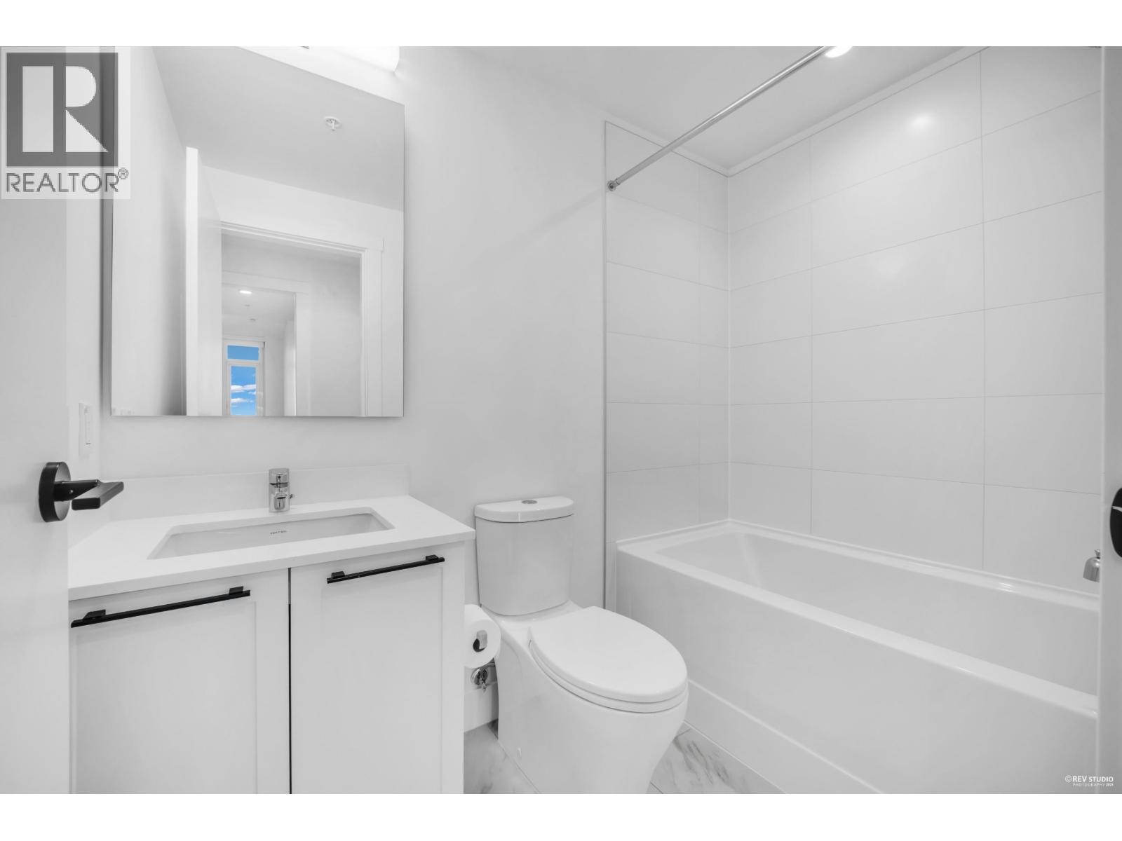 Listing Picture 13 of 31 : 802 8750 UNIVERSITY CRESCENT, Burnaby / 本拿比 - 魯藝地產 Yvonne Lu Group - MLS Medallion Club Member