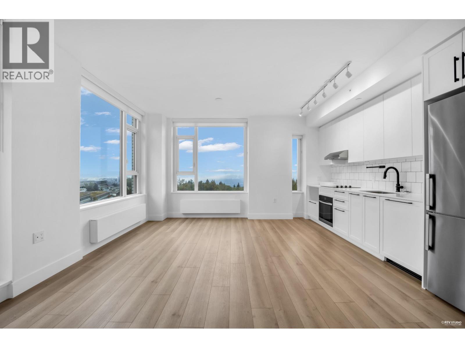 Listing Picture 3 of 31 : 802 8750 UNIVERSITY CRESCENT, Burnaby / 本拿比 - 魯藝地產 Yvonne Lu Group - MLS Medallion Club Member