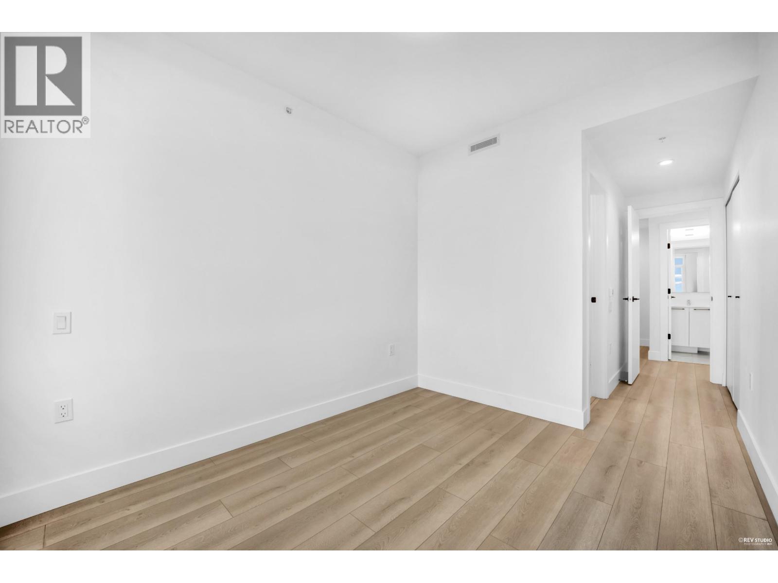 Listing Picture 12 of 31 : 802 8750 UNIVERSITY CRESCENT, Burnaby / 本拿比 - 魯藝地產 Yvonne Lu Group - MLS Medallion Club Member