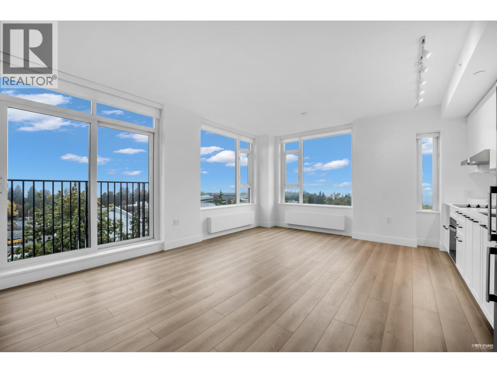 Listing Picture 4 of 31 : 802 8750 UNIVERSITY CRESCENT, Burnaby / 本拿比 - 魯藝地產 Yvonne Lu Group - MLS Medallion Club Member