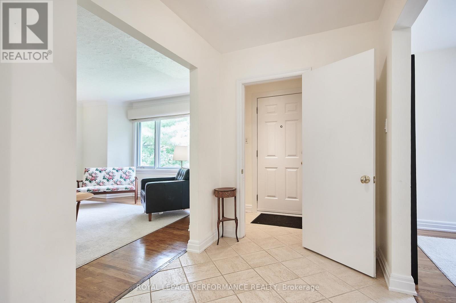 364 Cunningham Avenue, Ottawa, Ontario  K1H 6B4 - Photo 3 - X12773026