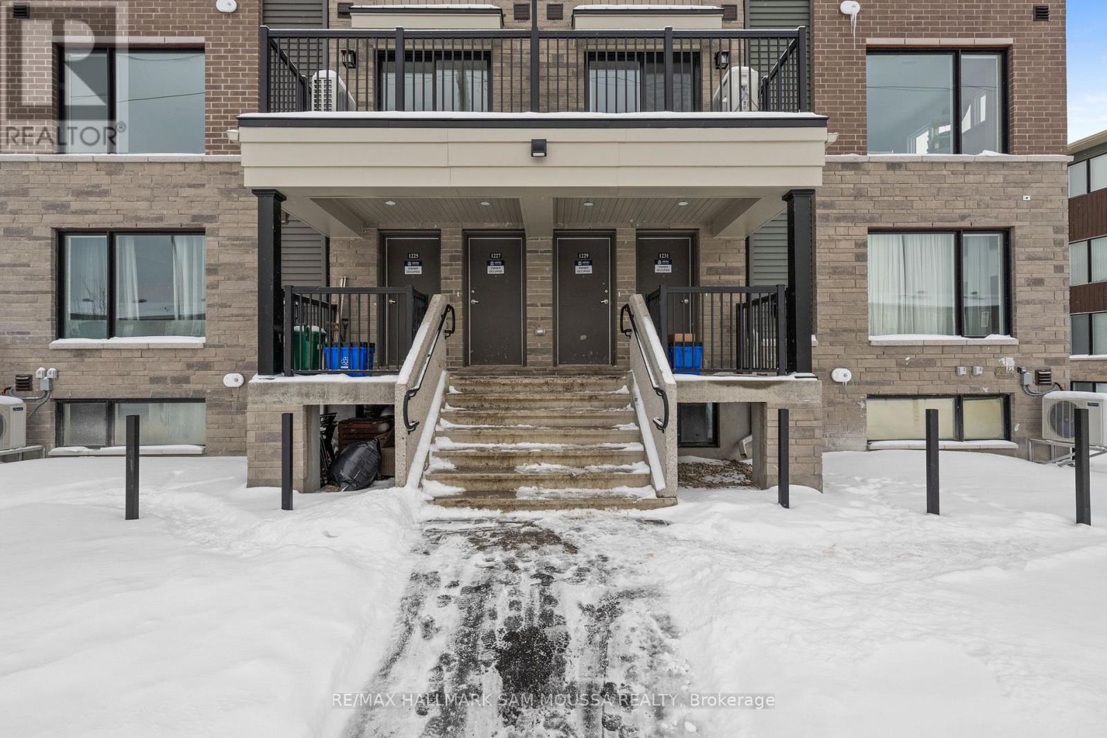 1227 Creekway Private, Ottawa, Ontario  K2T 0S8 - Photo 3 - X12773136