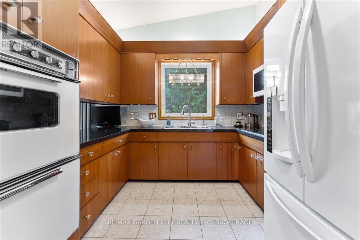 7 Glenayr Place, St. Catharines (Glendale/glenridge), Ontario  L2T 2A2 - Photo 10 - X12773062