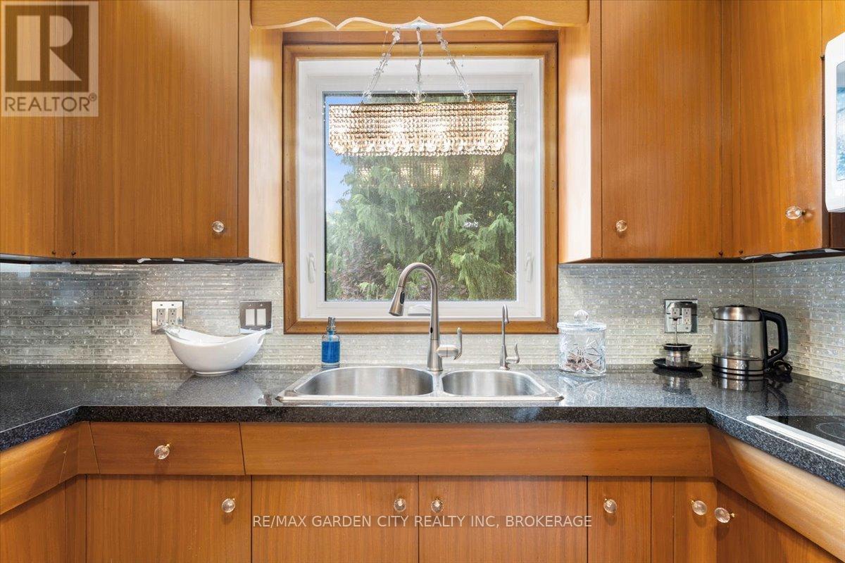 7 Glenayr Place, St. Catharines (Glendale/glenridge), Ontario  L2T 2A2 - Photo 12 - X12773062