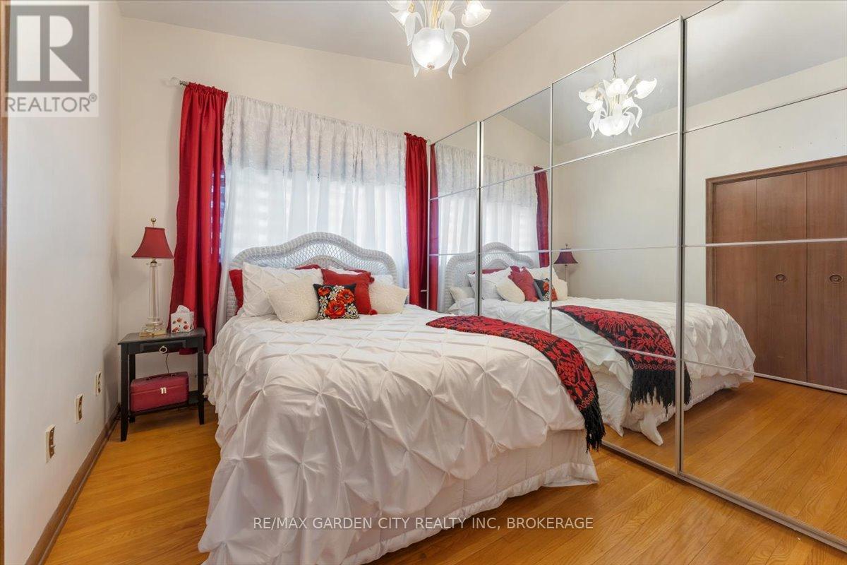 7 Glenayr Place, St. Catharines (Glendale/glenridge), Ontario  L2T 2A2 - Photo 18 - X12773062