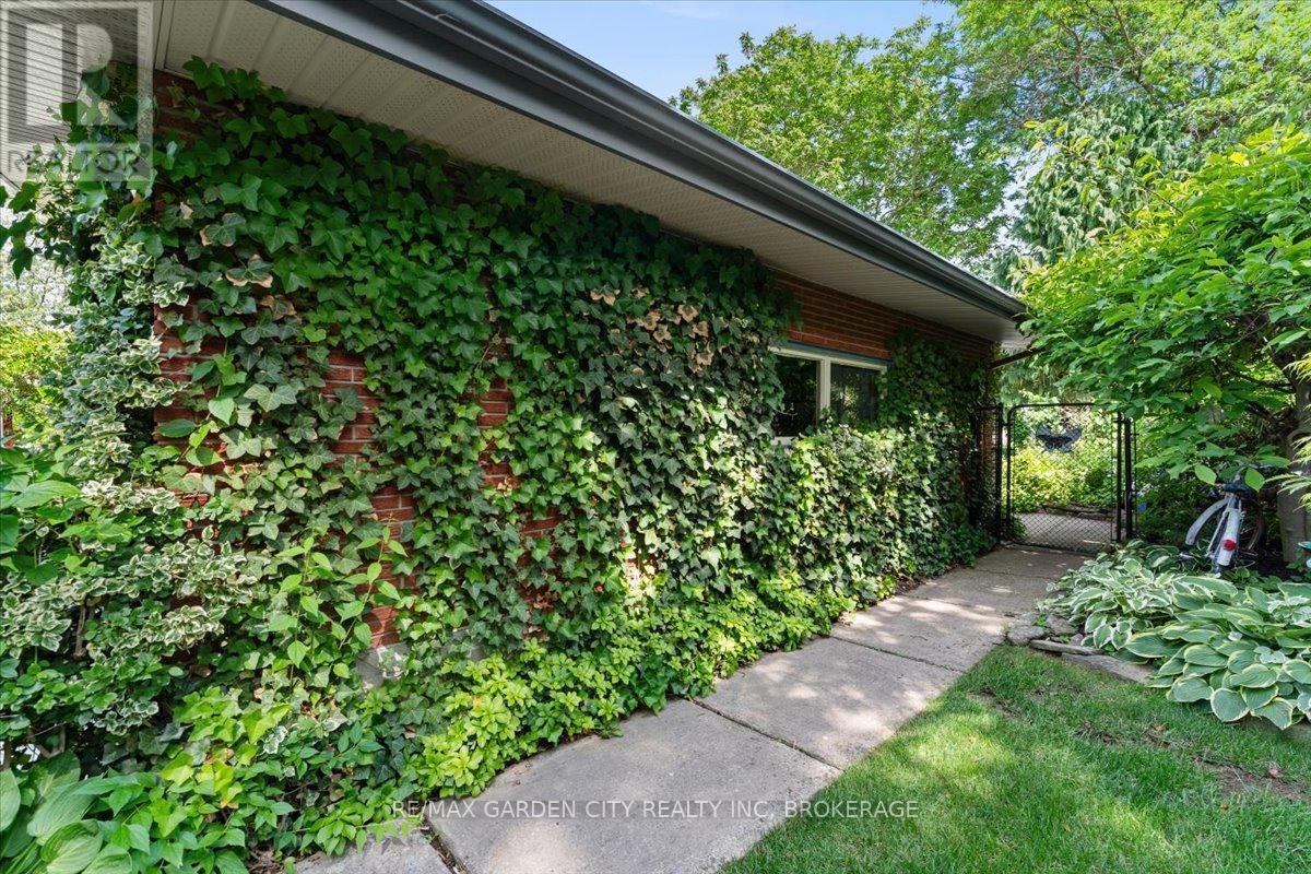 7 Glenayr Place, St. Catharines (Glendale/glenridge), Ontario  L2T 2A2 - Photo 29 - X12773062