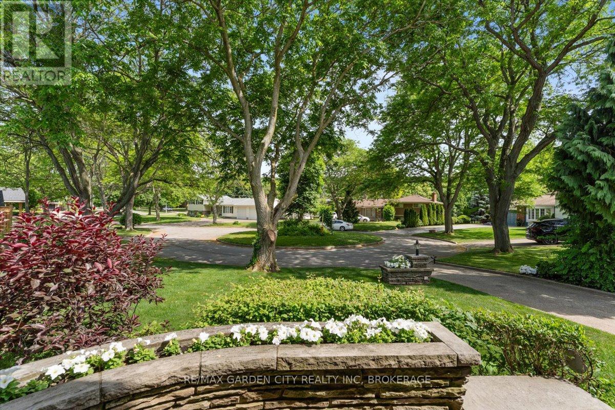 7 Glenayr Place, St. Catharines (Glendale/glenridge), Ontario  L2T 2A2 - Photo 4 - X12773062