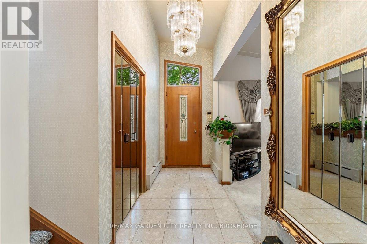 7 Glenayr Place, St. Catharines (Glendale/glenridge), Ontario  L2T 2A2 - Photo 7 - X12773062