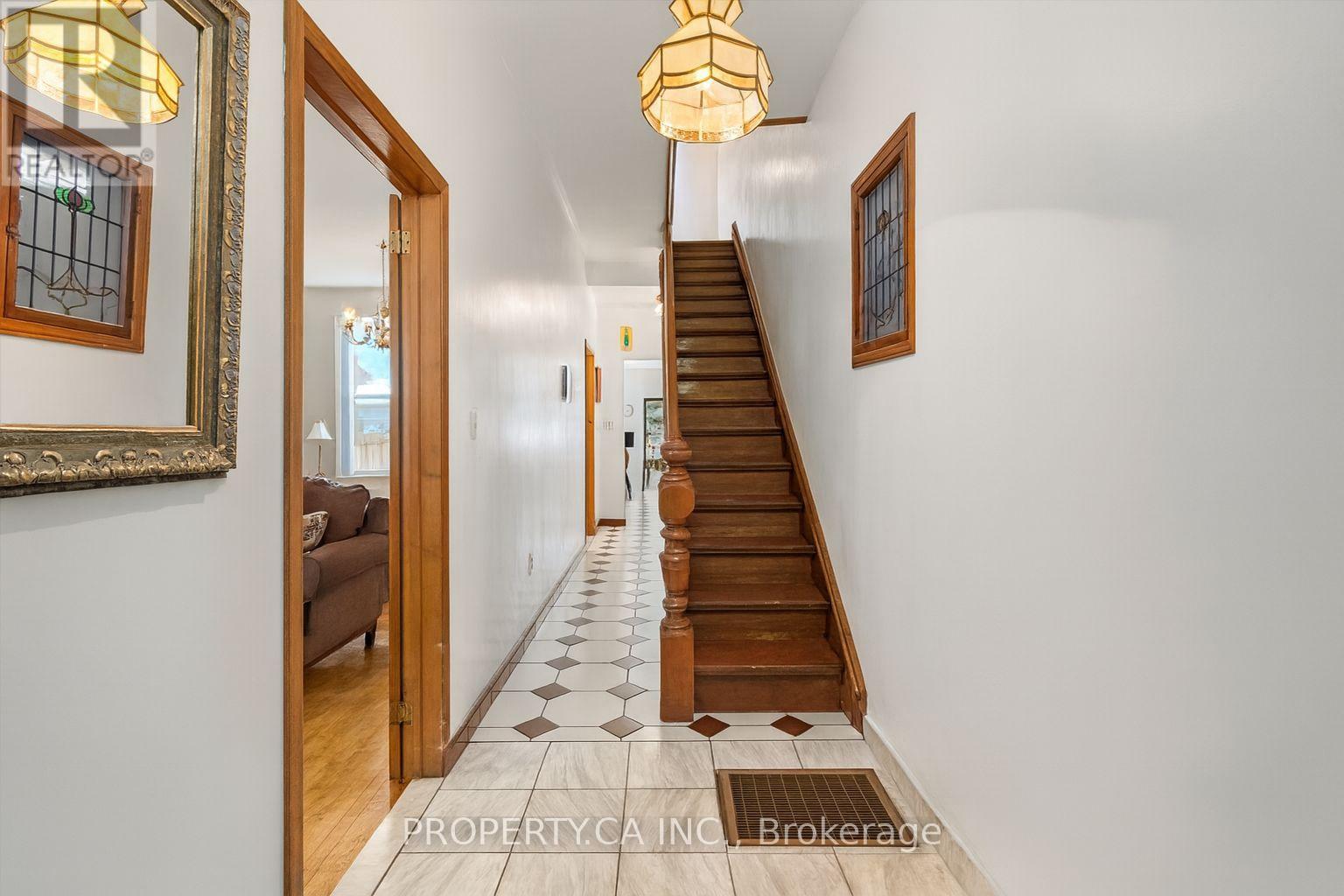 790 Manning Avenue, Toronto, Ontario  M6G 2W6 - Photo 13 - C12773032