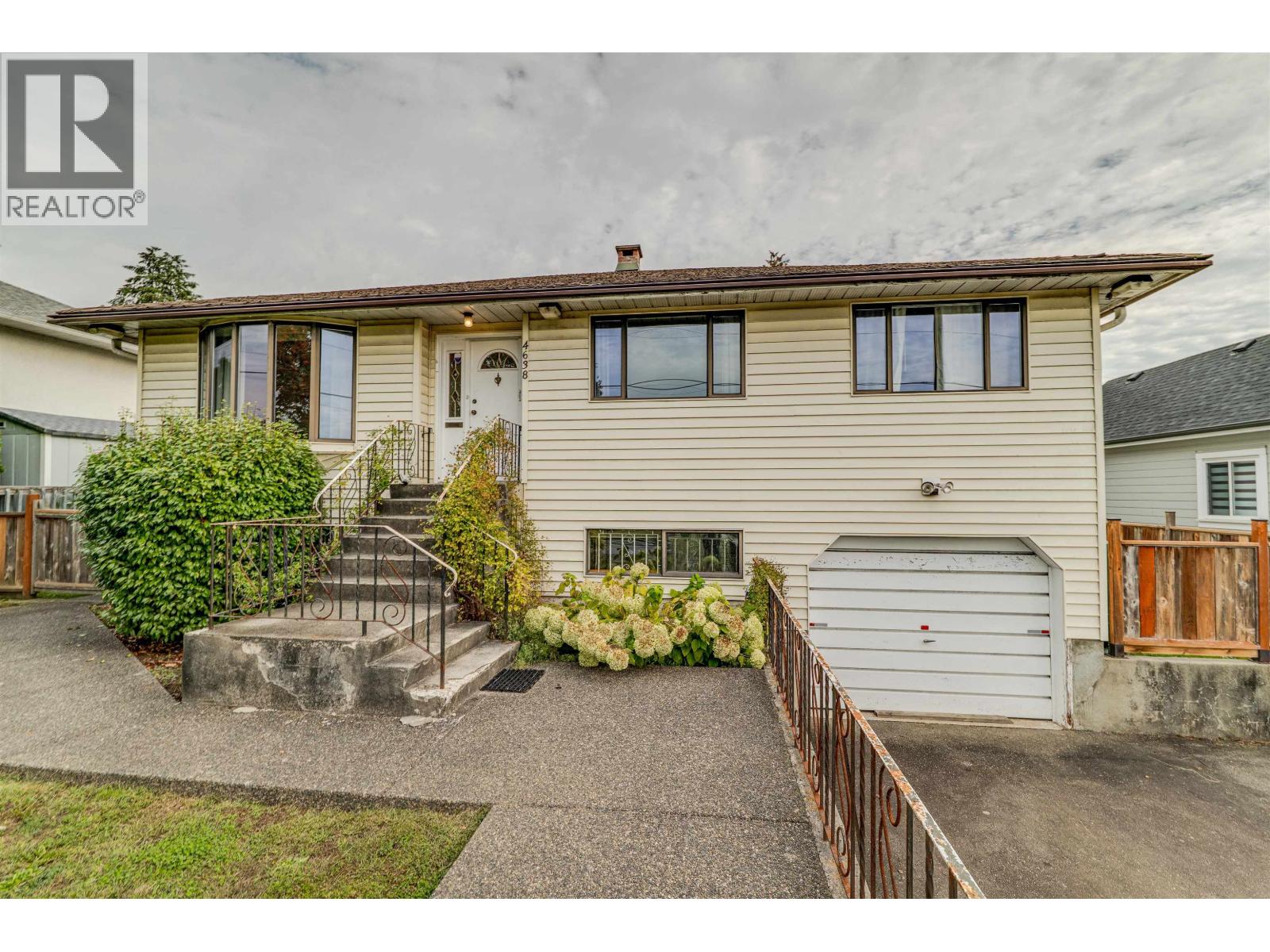 Listing Picture 2 of 33 : 4638 ROYAL OAK AVENUE, Burnaby / 本拿比 - 魯藝地產 Yvonne Lu Group - MLS Medallion Club Member
