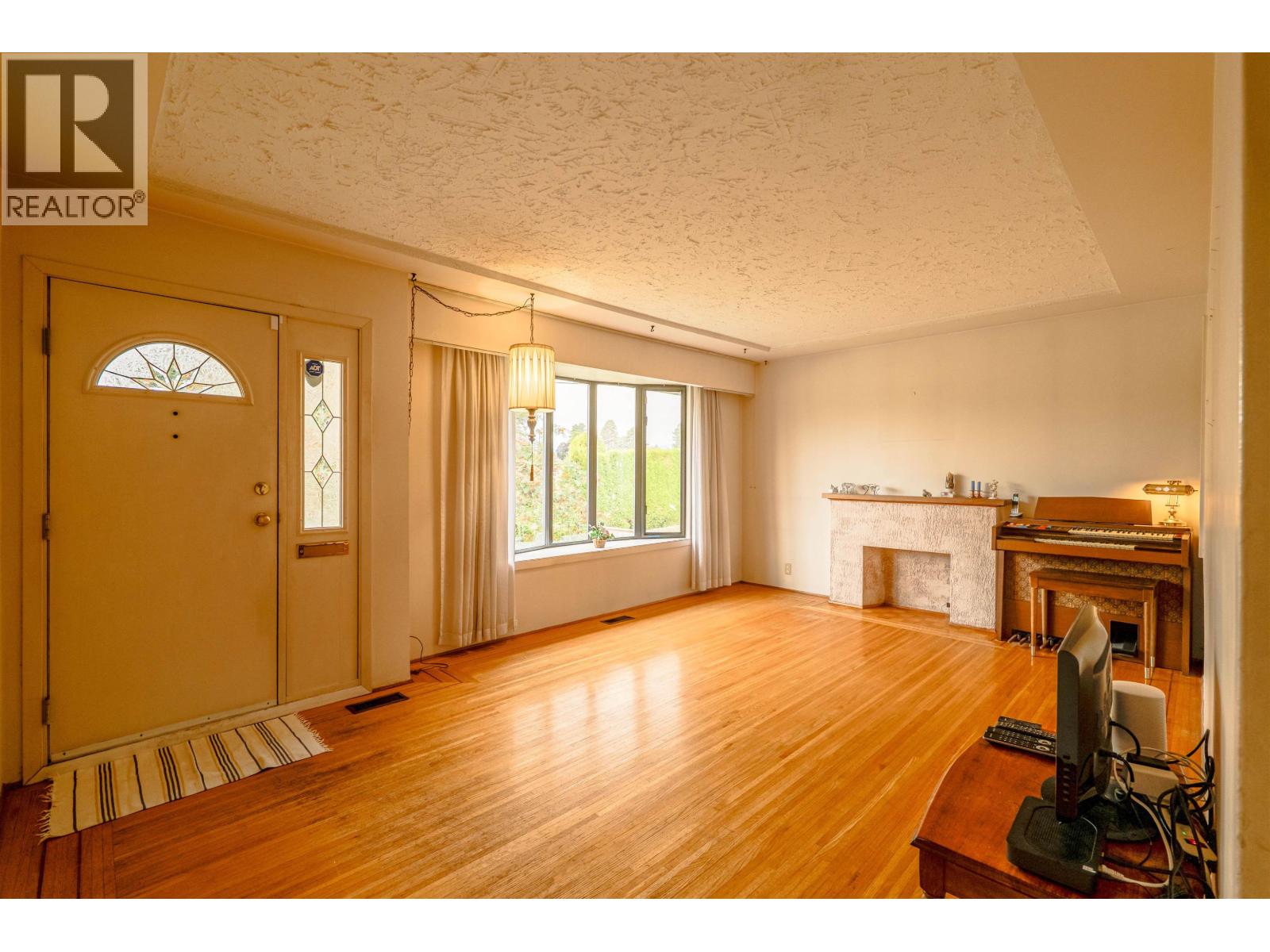 Listing Picture 3 of 33 : 4638 ROYAL OAK AVENUE, Burnaby / 本拿比 - 魯藝地產 Yvonne Lu Group - MLS Medallion Club Member