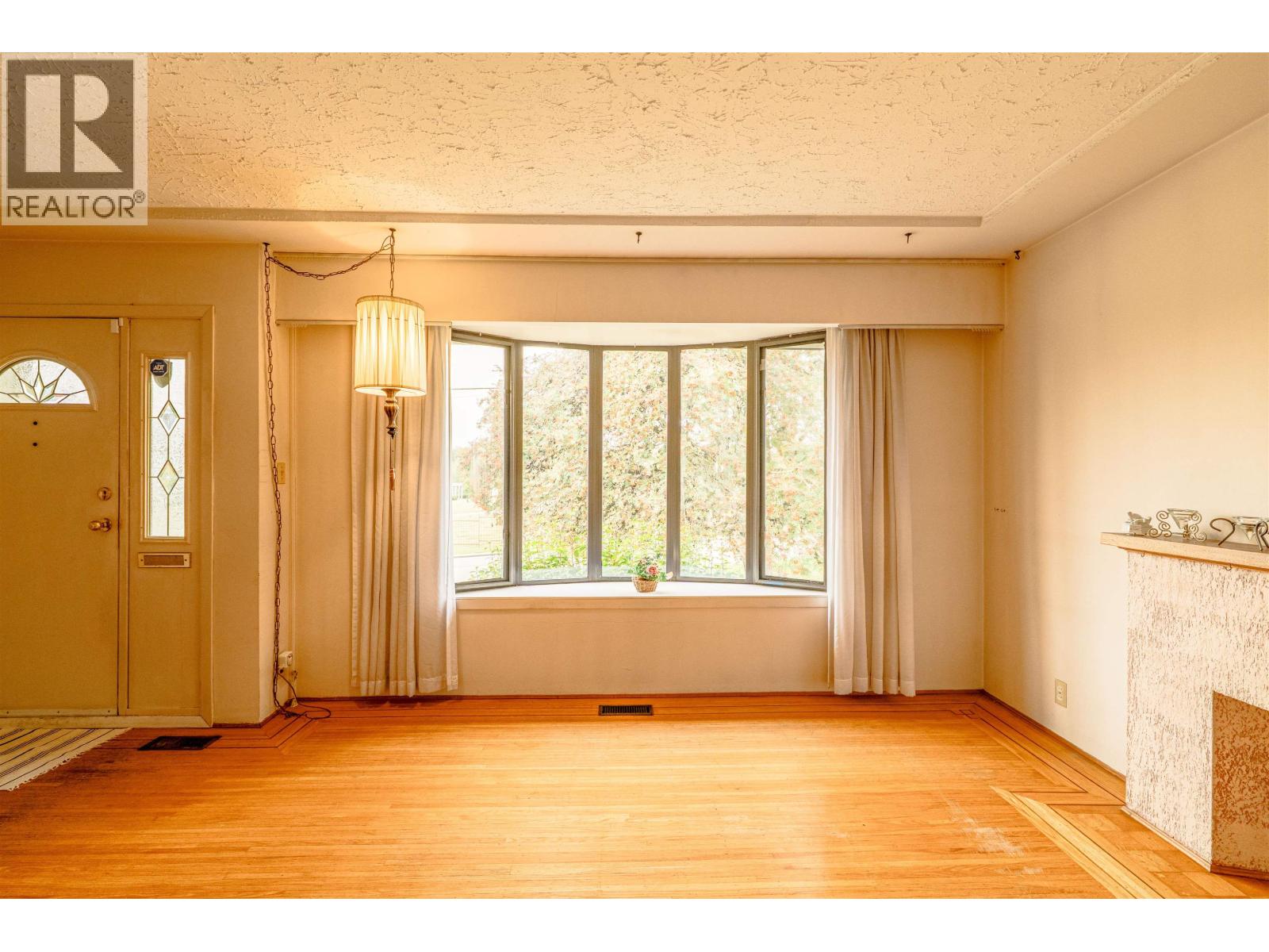 Listing Picture 6 of 33 : 4638 ROYAL OAK AVENUE, Burnaby / 本拿比 - 魯藝地產 Yvonne Lu Group - MLS Medallion Club Member