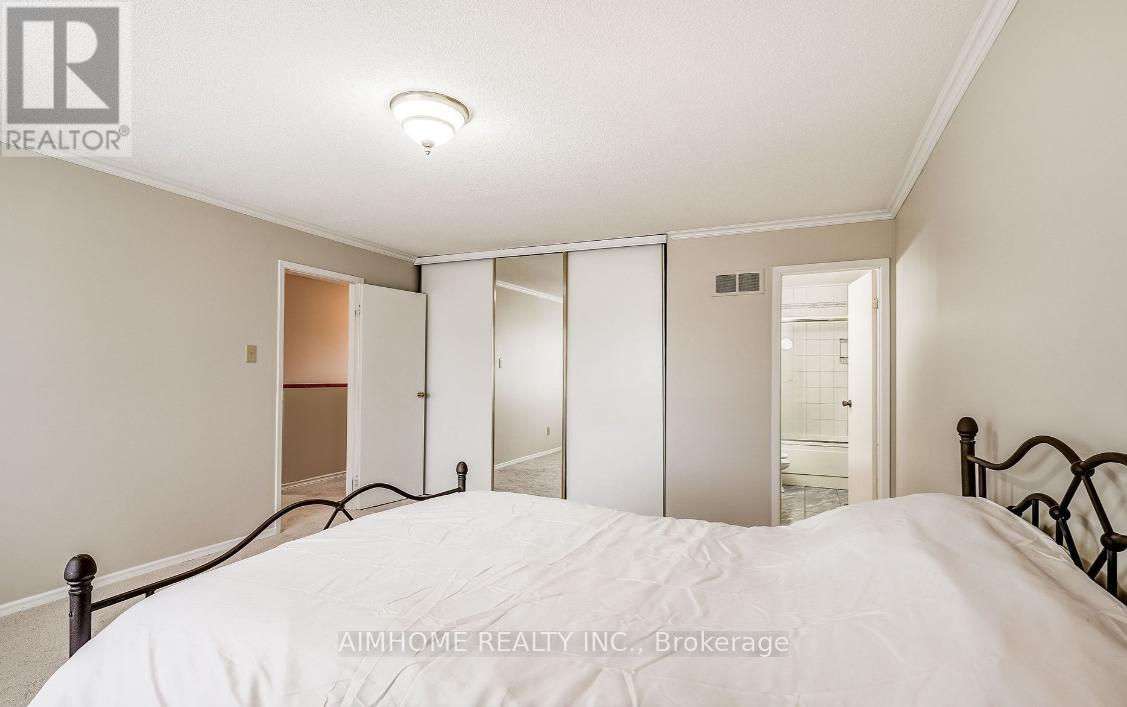 Primary Bedroom - 135 Huron Heights Drive, Newmarket, Ontario  L3Y 4Z6 - Photo 4 - N12773028