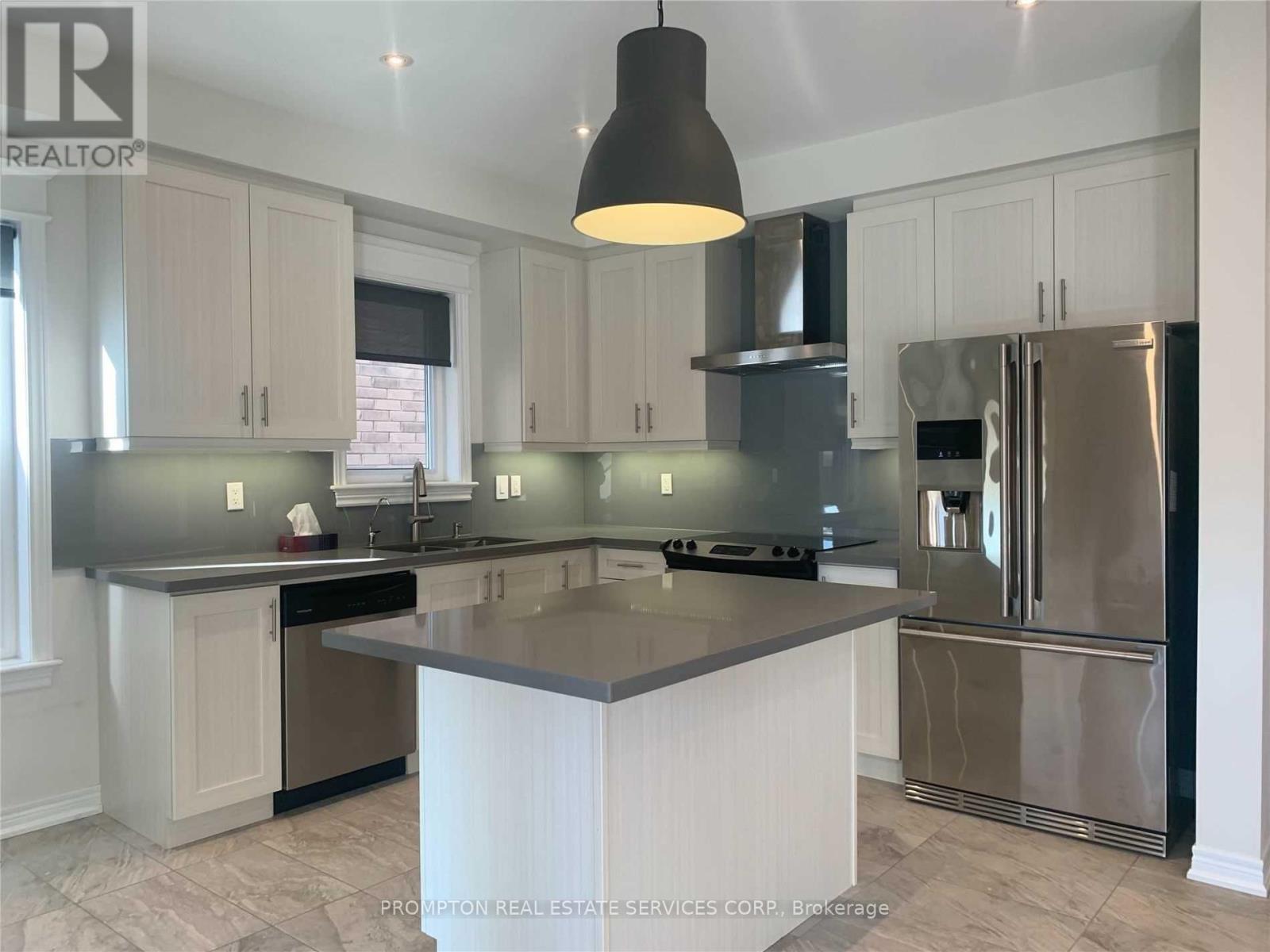 33 Calamint Lane, Richmond Hill, Ontario  L4E 1C3 - Photo 3 - N12773072