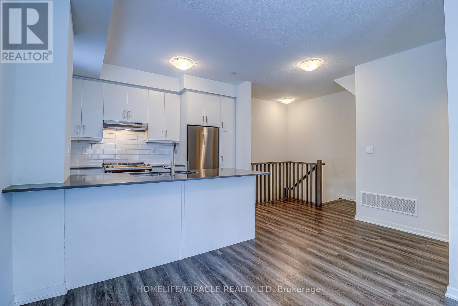 185 - 141 Honeycrisp Crescent, Vaughan, Ontario  L4K 5Z8 - Photo 4 - N12773162