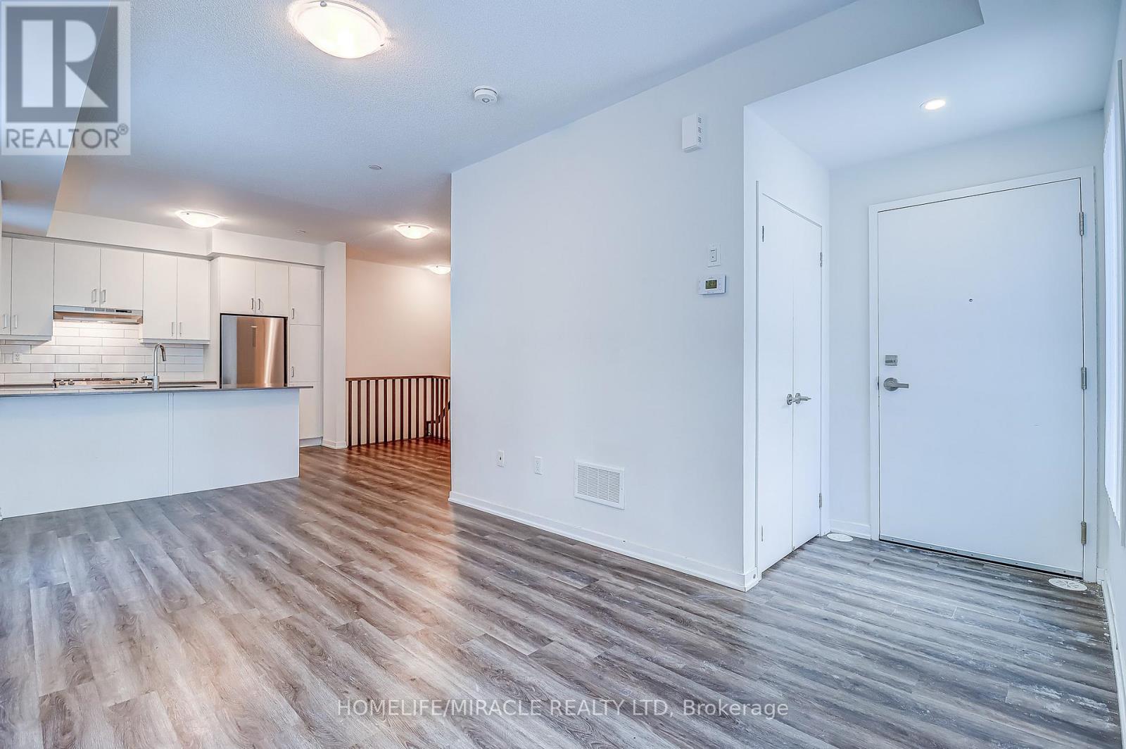 185 - 141 Honeycrisp Crescent, Vaughan, Ontario  L4K 5Z8 - Photo 6 - N12773162