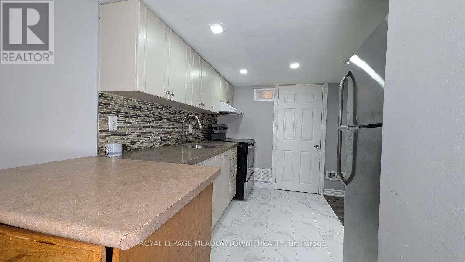 259 Queen Mary Drive, Brampton, Ontario  L7A 3L6 - Photo 6 - W12773012