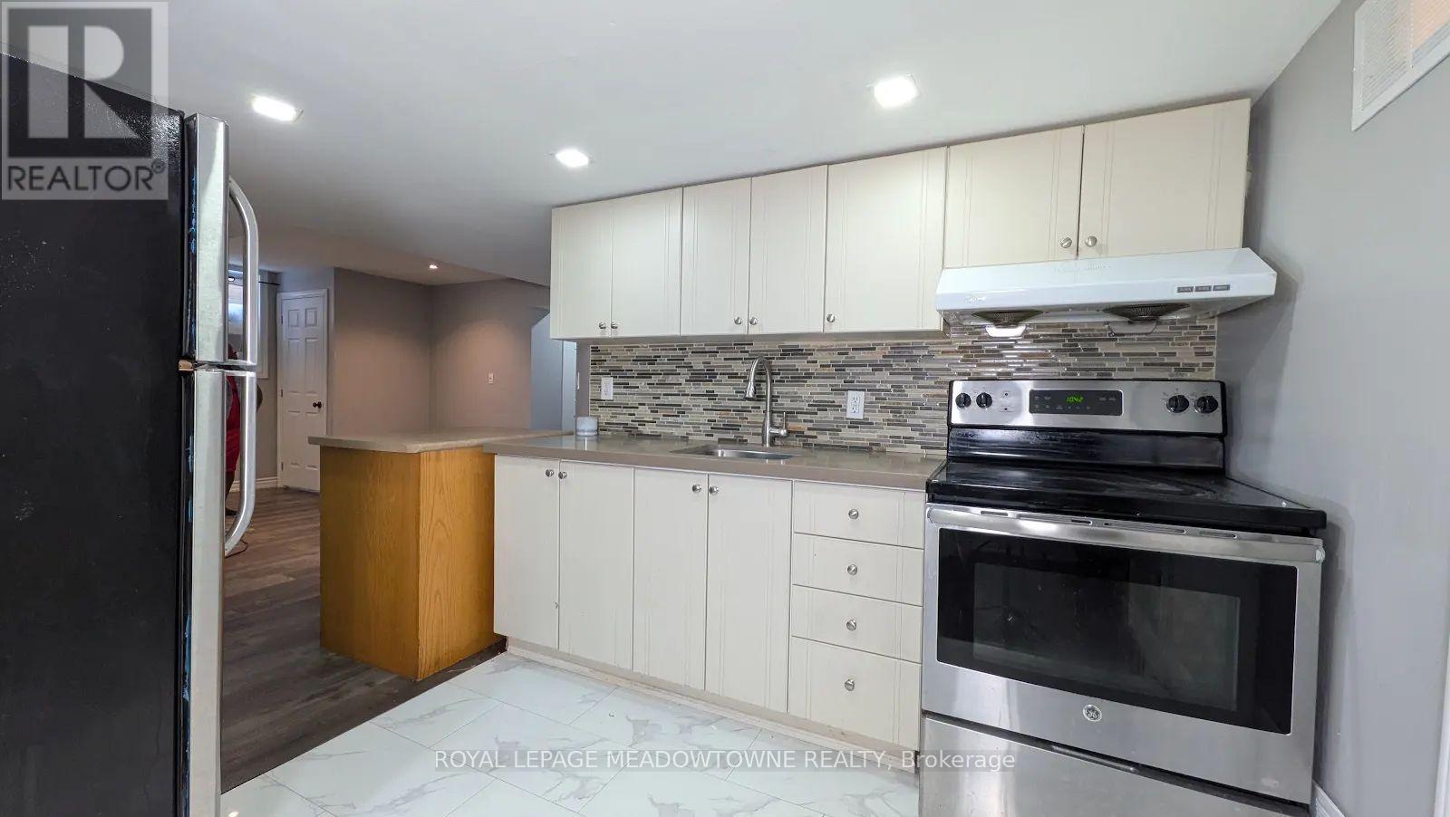 259 Queen Mary Drive, Brampton, Ontario  L7A 3L6 - Photo 7 - W12773012