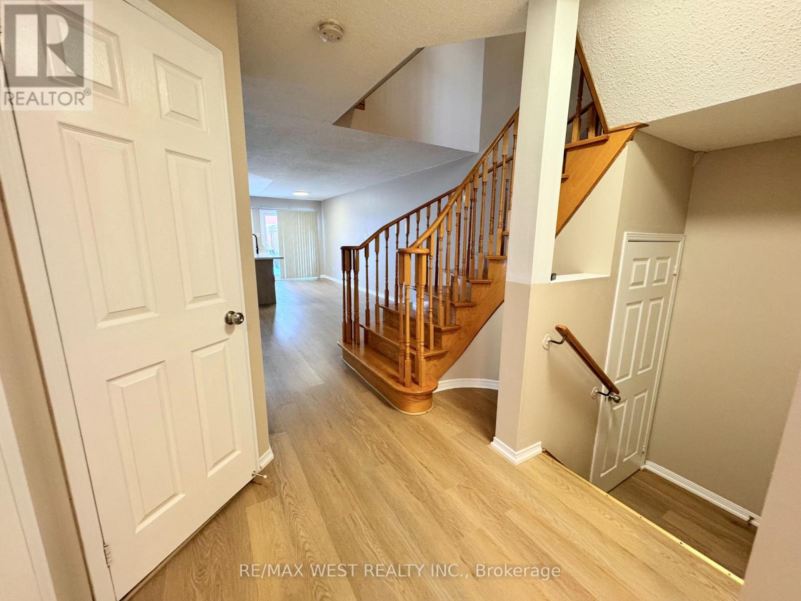 269 Pressed Brick Drive, Brampton, Ontario  L6V 4L2 - Photo 4 - W12773076