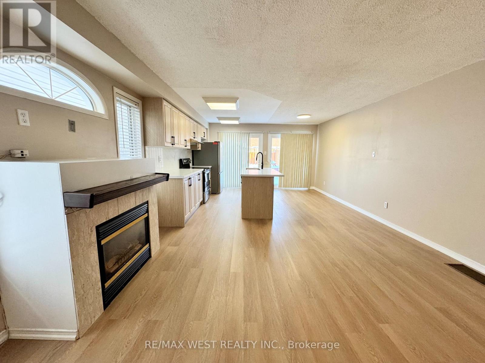 269 Pressed Brick Drive, Brampton, Ontario  L6V 4L2 - Photo 5 - W12773076