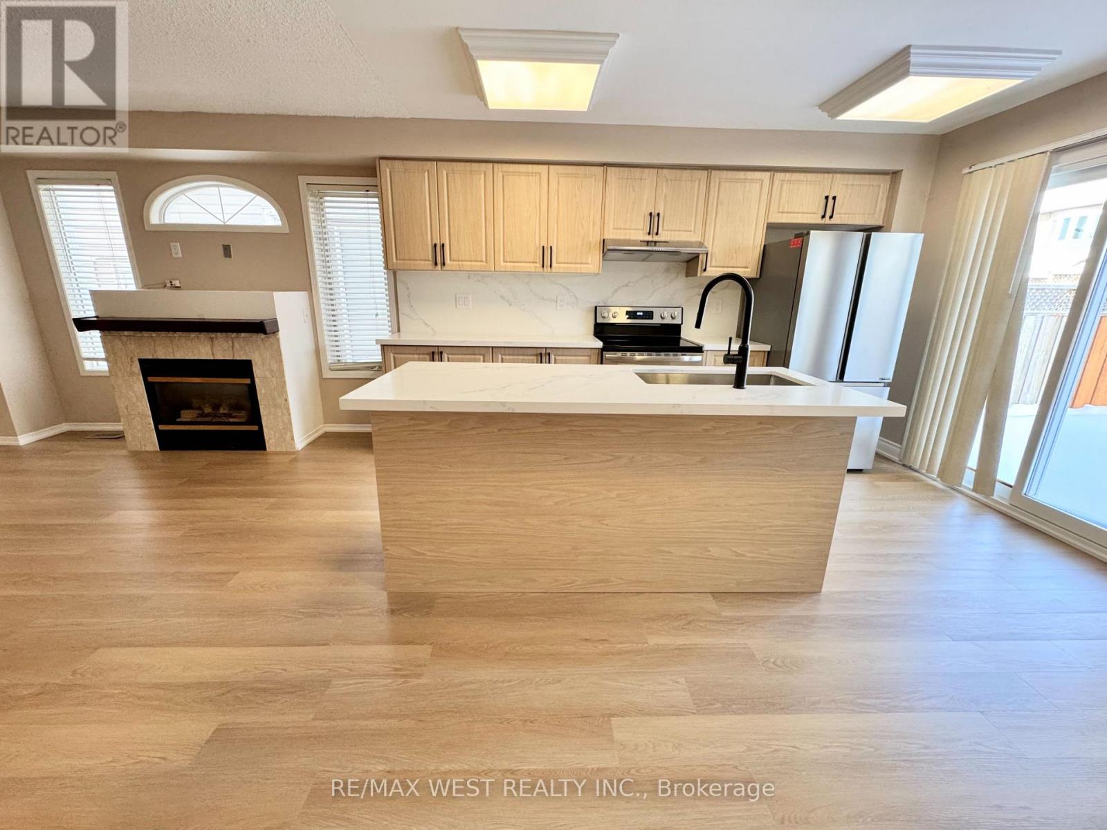 269 Pressed Brick Drive, Brampton, Ontario  L6V 4L2 - Photo 8 - W12773076