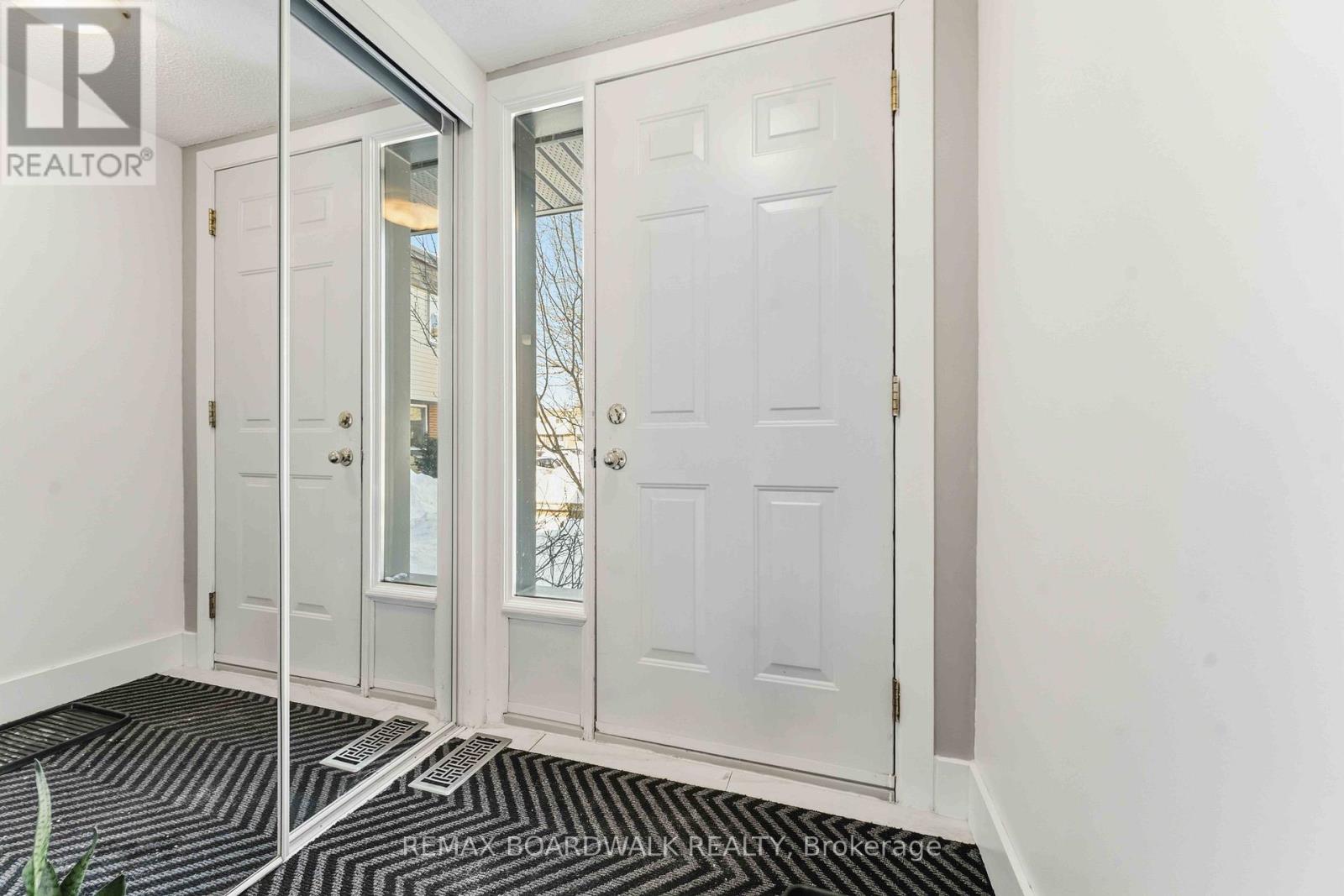 - - 13 Corley Private, Ottawa, Ontario  K1V 8T7 - Photo 2 - X12773222