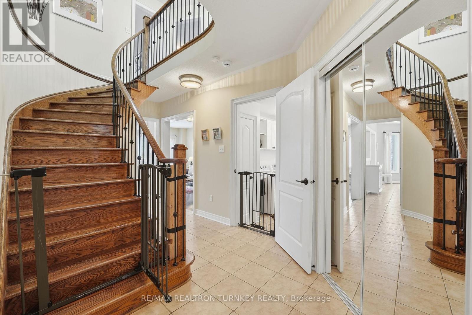 228 Sawmill Valley Drive, Newmarket, Ontario  L3X 2W1 - Photo 13 - N12773320