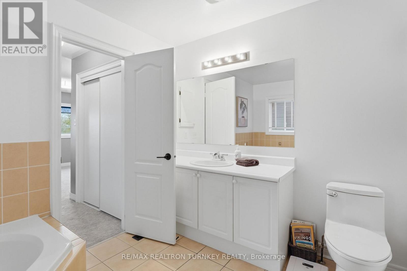 228 Sawmill Valley Drive, Newmarket, Ontario  L3X 2W1 - Photo 18 - N12773320