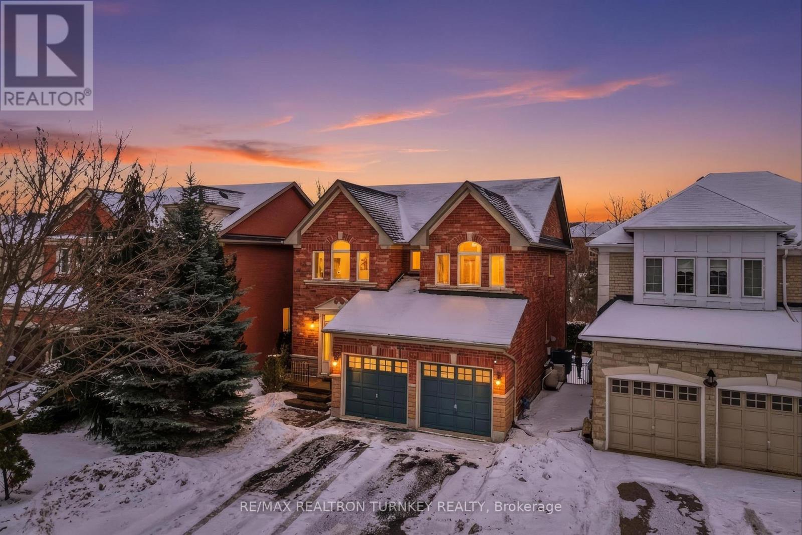 228 Sawmill Valley Drive, Newmarket, Ontario  L3X 2W1 - Photo 2 - N12773320