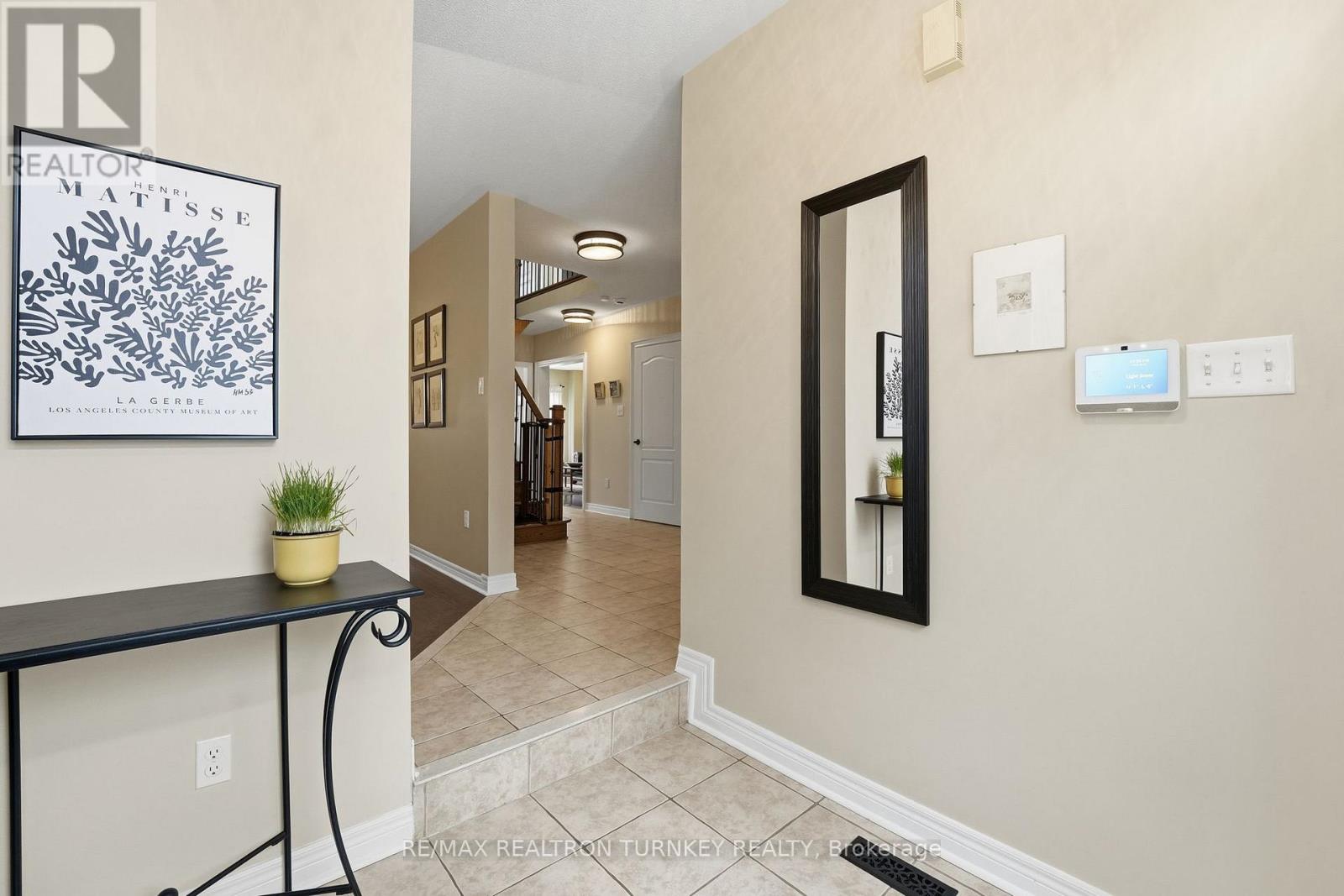 228 Sawmill Valley Drive, Newmarket, Ontario  L3X 2W1 - Photo 3 - N12773320