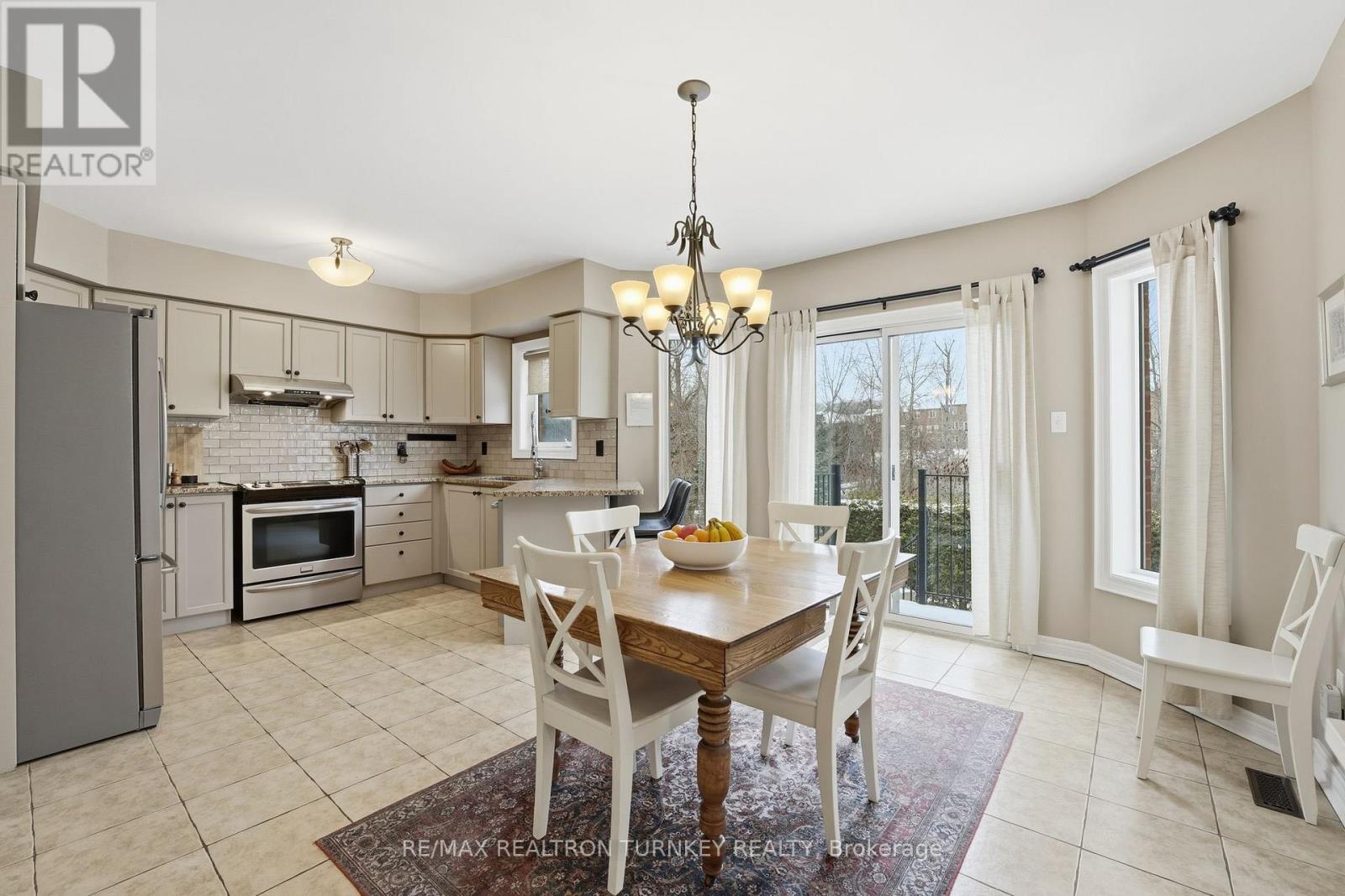 228 Sawmill Valley Drive, Newmarket, Ontario  L3X 2W1 - Photo 5 - N12773320