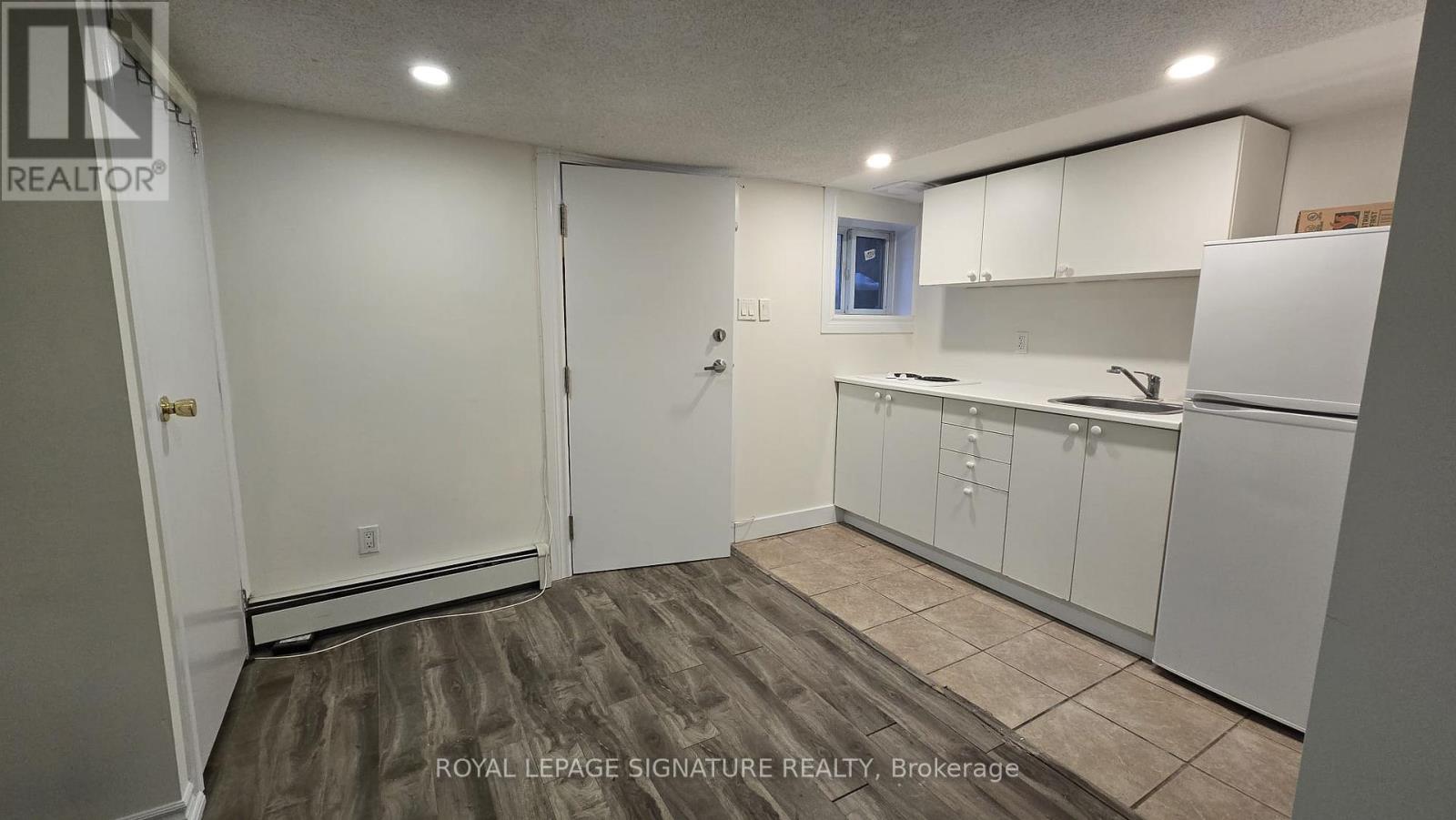 Lower 4 - 3661 Lakeshore Boulevard W, Toronto, Ontario  M8W 1P7 - Photo 6 - W12773304