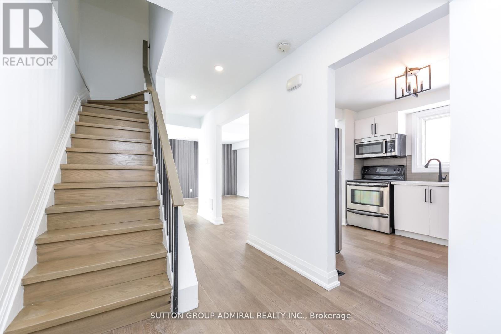 4 Hardcastle Court, Brampton, Ontario  L6S 2A9 - Photo 3 - W12773318