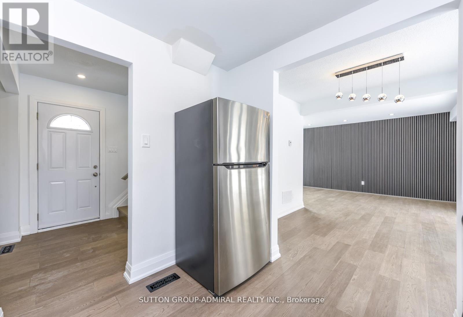 4 Hardcastle Court, Brampton, Ontario  L6S 2A9 - Photo 5 - W12773318