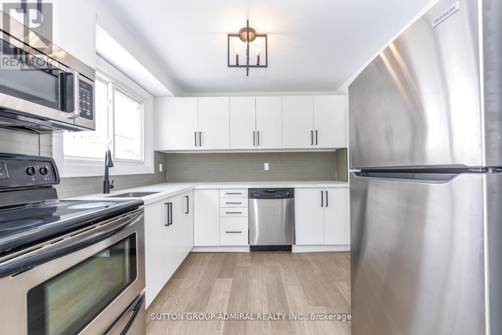 4 Hardcastle Court, Brampton, Ontario  L6S 2A9 - Photo 6 - W12773318