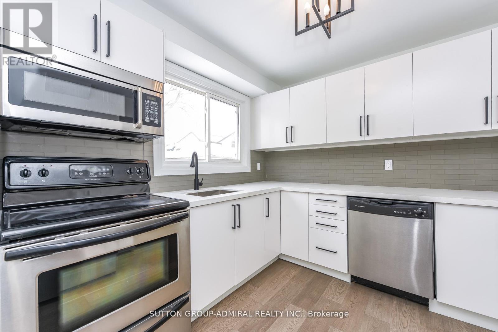 4 Hardcastle Court, Brampton, Ontario  L6S 2A9 - Photo 9 - W12773318