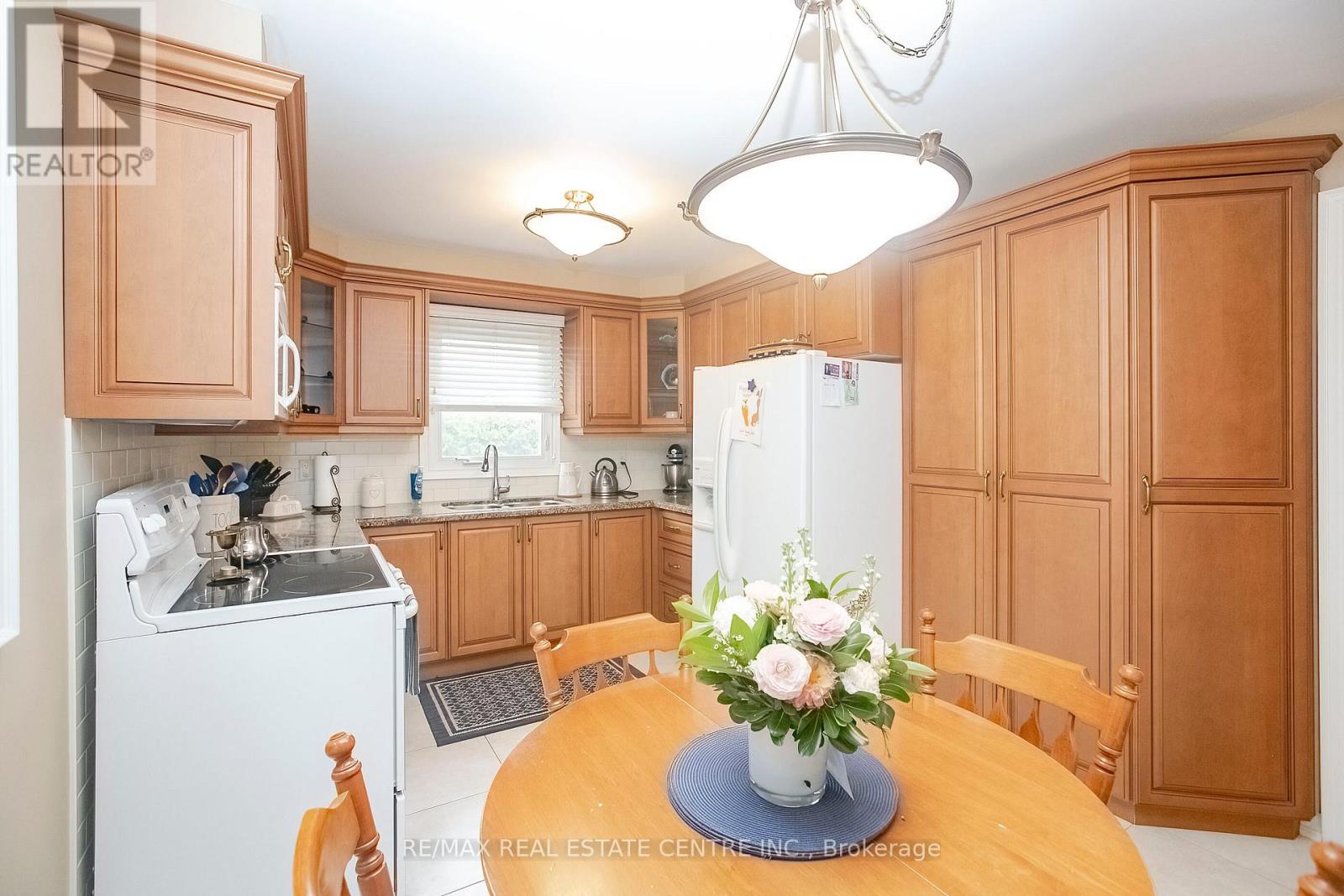 21 Amantine Crescent, Brampton, Ontario  L6W 4A2 - Photo 11 - W12773394