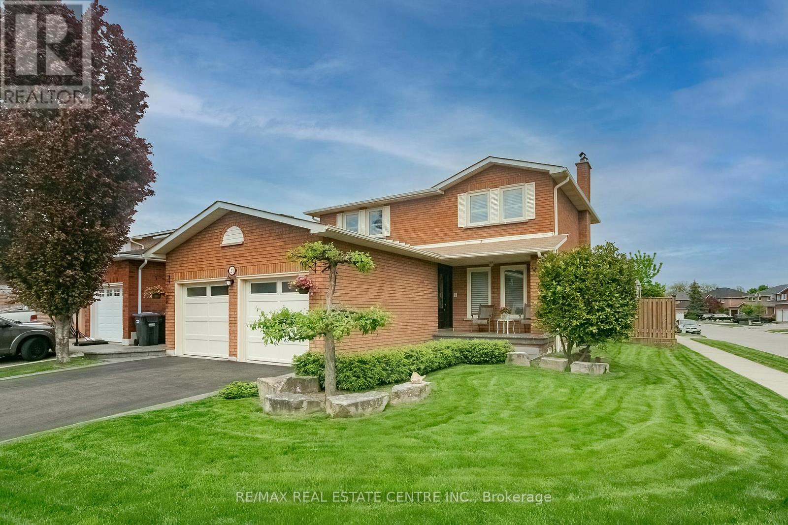 21 Amantine Crescent, Brampton, Ontario  L6W 4A2 - Photo 2 - W12773394