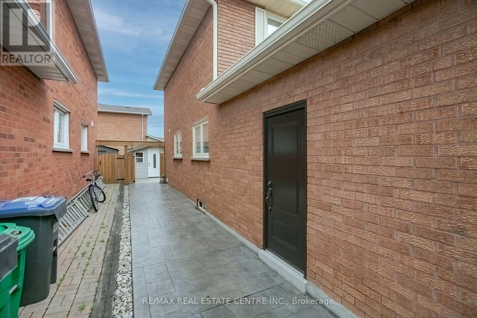 21 Amantine Crescent, Brampton, Ontario  L6W 4A2 - Photo 20 - W12773394