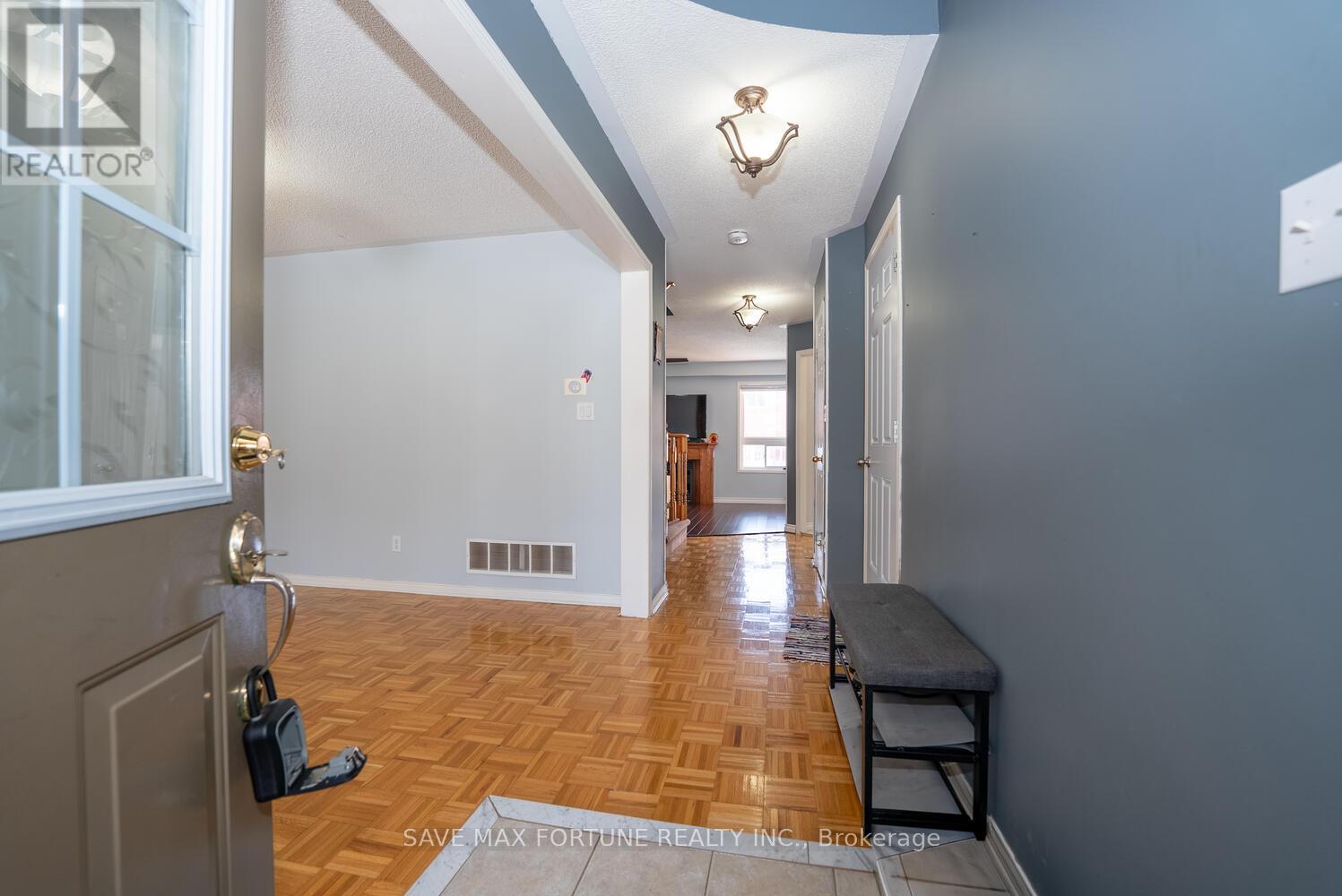 72 Schooner Drive, Brampton, Ontario  L7A 3J2 - Photo 4 - W12773412