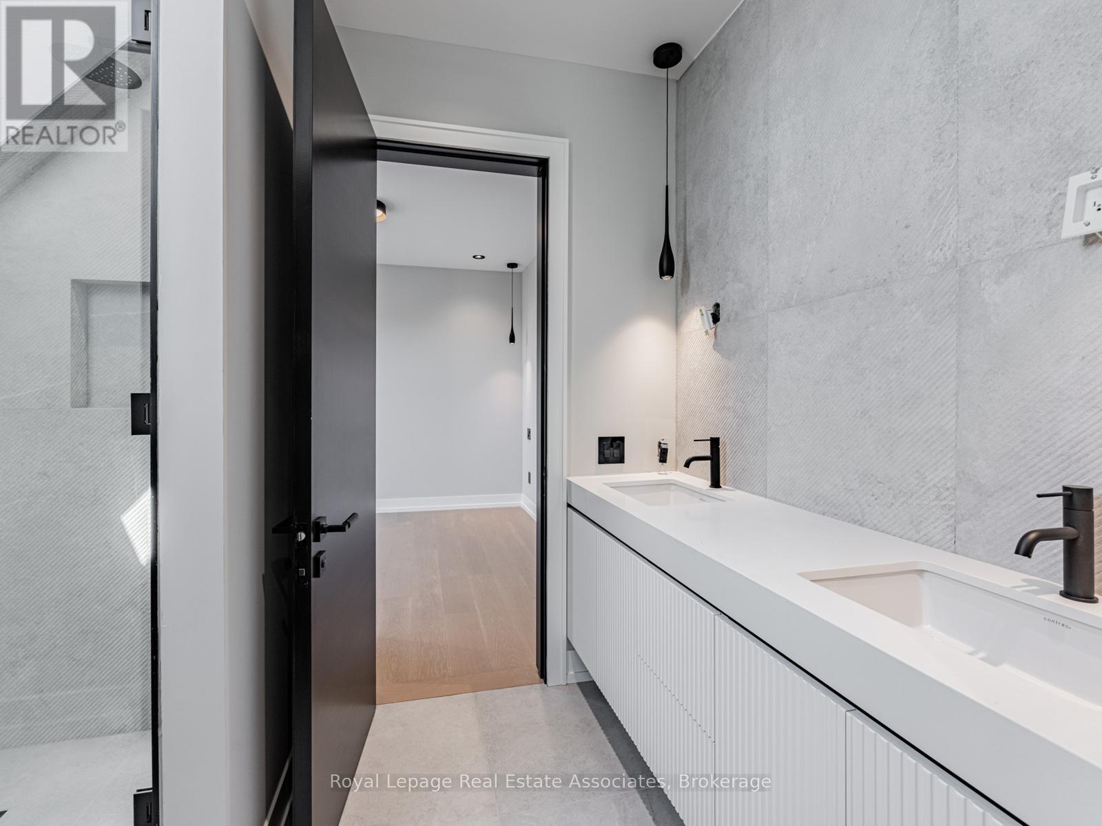 953 Halliday Avenue, Mississauga, Ontario  L5E 1P4 - Photo 18 - W12773478