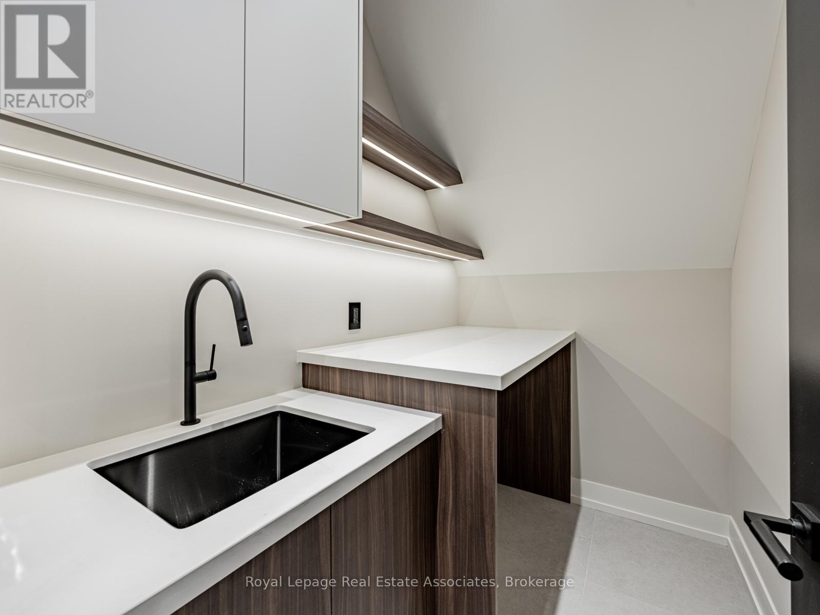 953 Halliday Avenue, Mississauga, Ontario  L5E 1P4 - Photo 22 - W12773478